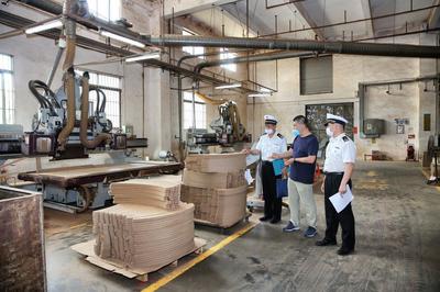 臺風季通關不減速 廣州海關精準幫扶助力木制品加工企業出口家具